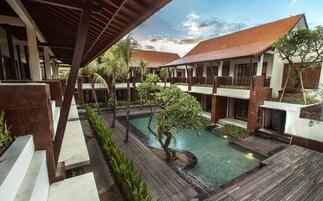 Kolam renang outdoor, dengan kursi berjemur
