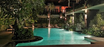 Kolam renang outdoor, dengan kursi berjemur