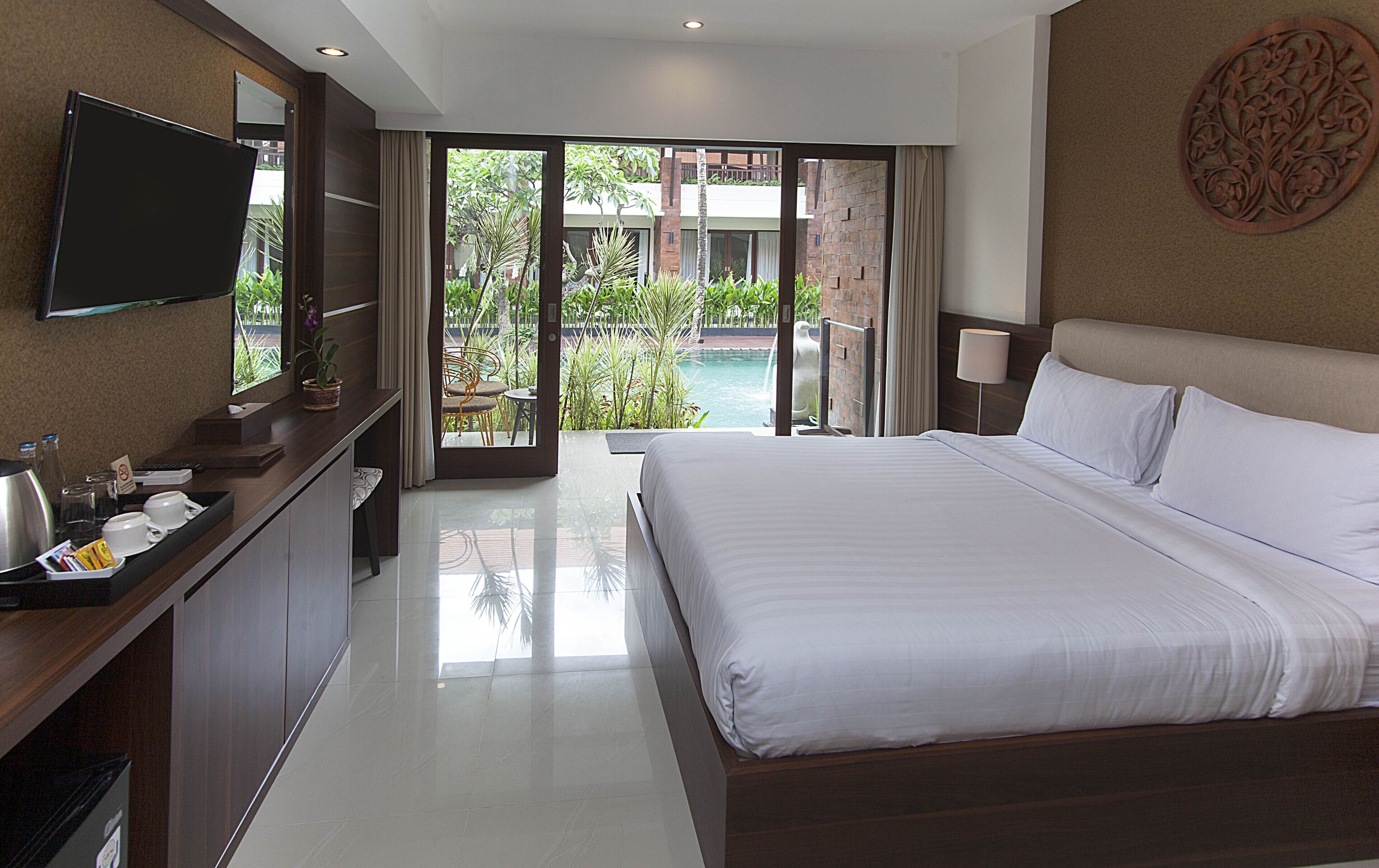 deluxe room, pool access | 1 bedroom, minibar, desk, rollaway beds