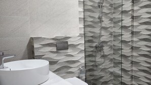 Combinació de dutxa i banyera i articles de tocador gratuïts 