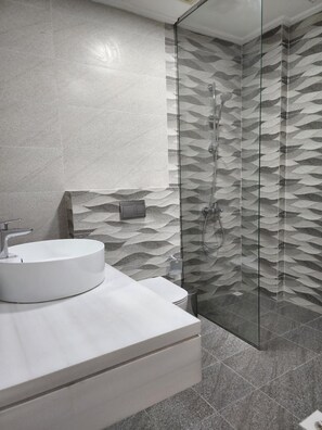 Combined shower/tub, free toiletries, towels - Imperial Suites Hotel (Manama)