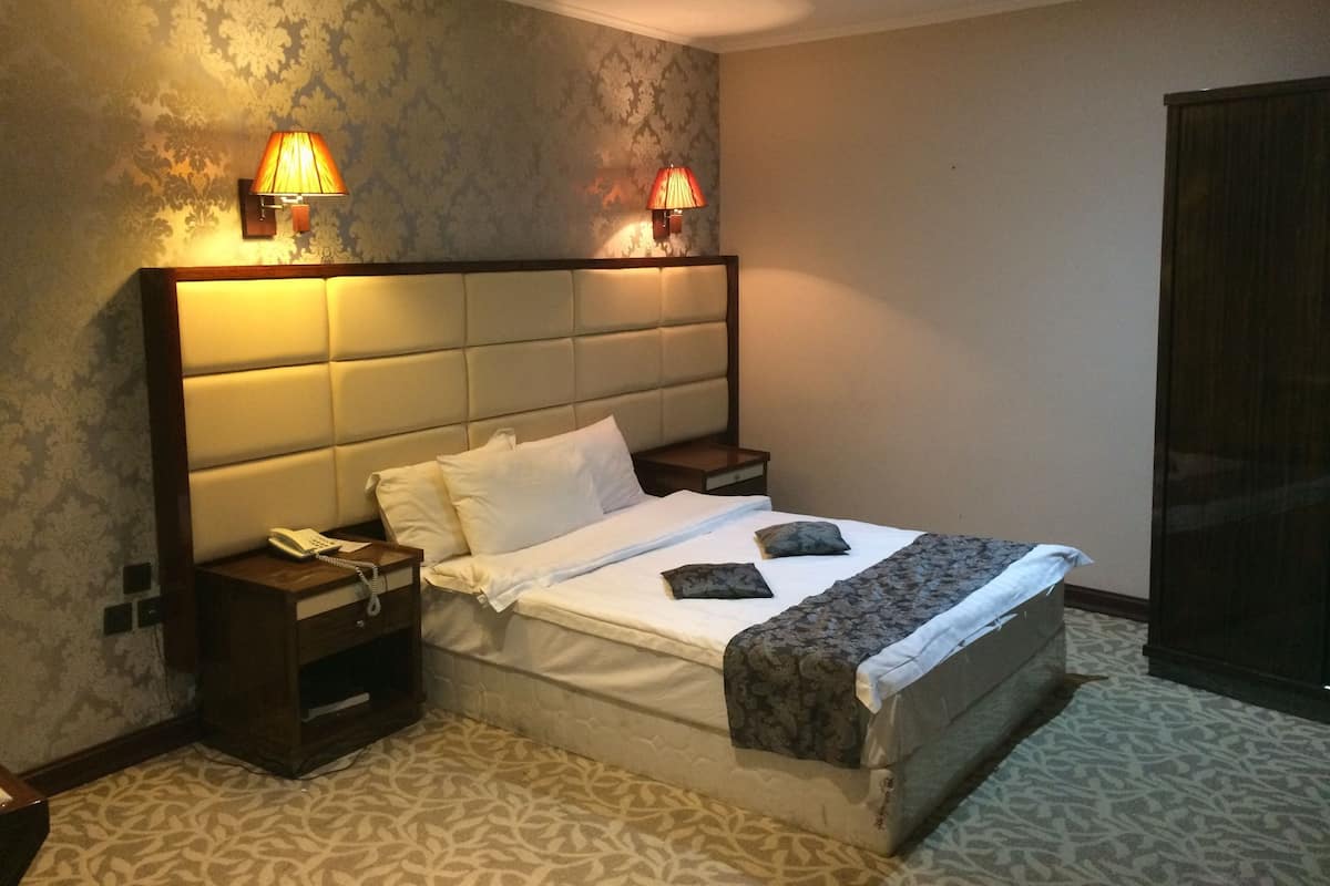 Een minibar, een kluis op de kamer, een bureau, gratis wifi