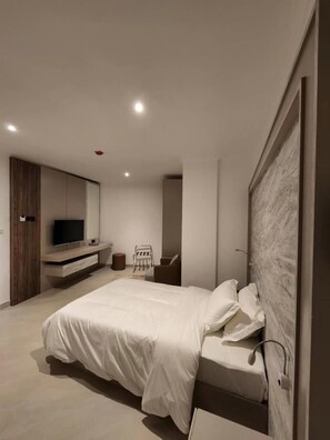 ミニバー、セーフティボックス (室内)、デスク、WiFi (無料)