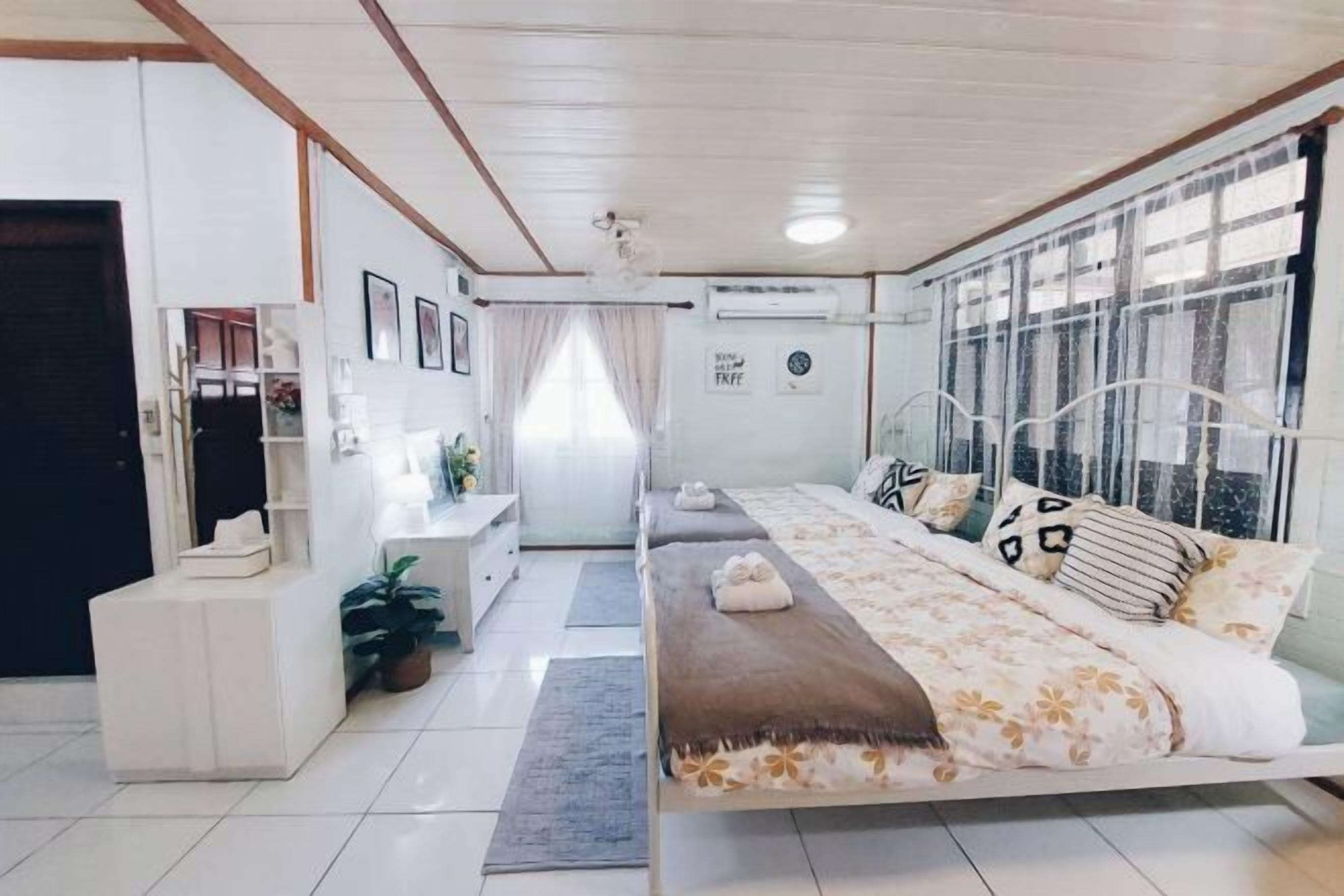 Minibar, desk, free WiFi, bed sheets