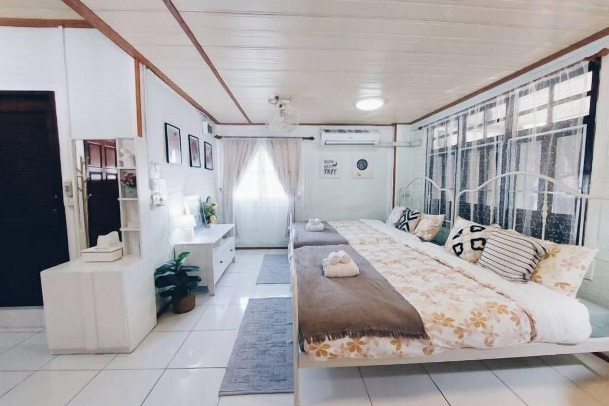 Minibar, desk, WiFi (free), bed sheets