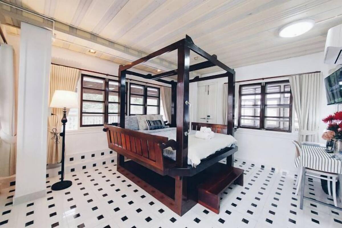 Minibar, desk, WiFi (free), bed sheets