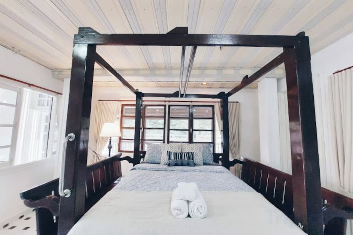 Minibar, desk, WiFi (free), bed sheets
