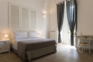 Chambre Deluxe double, 1 grand lit | Minibar, coffre-fort, ameublement unique, bureau