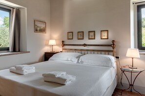 2 bedrooms, iron/ironing board, travel cot, free WiFi