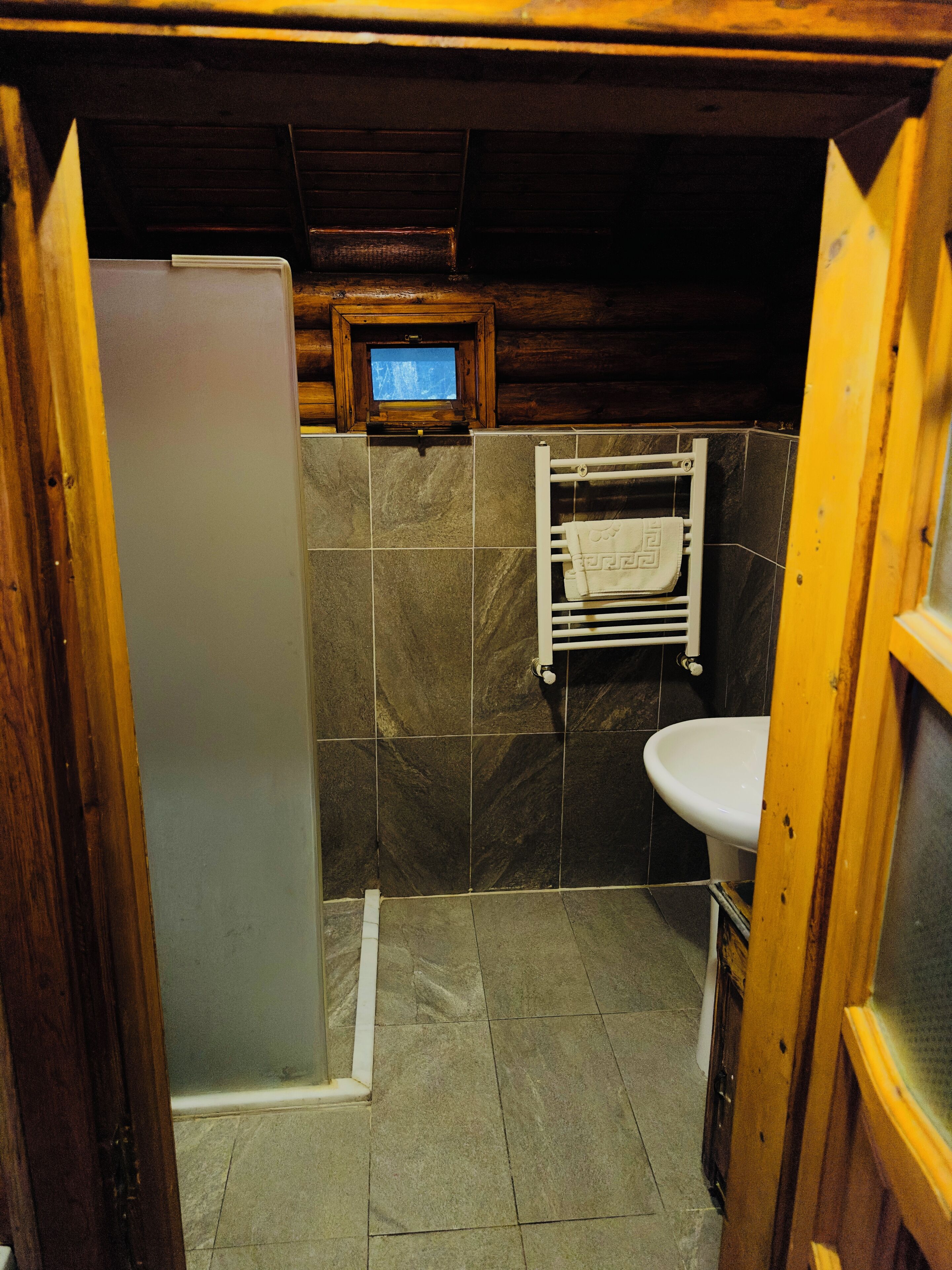 elite tree house | bathroom | shower, rainfall showerhead, free toiletries, hair dryer