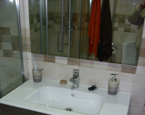 Douche, sĂšche-cheveux, serviettes fournies, savon