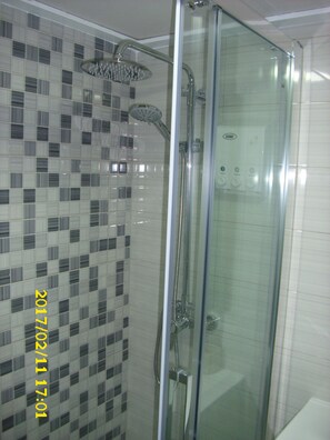 Dusche, Haartrockner, Handtücher, Seife