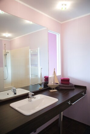 Shower, towels - Hotel Fauna (Breiholz)