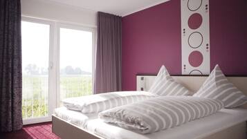 Escritorio, espacio para trabajar con laptop y wifi gratis