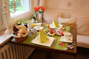 Petit déjeuner composé de spécialités régionales (2.50 EUR par personne)