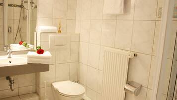 Double Room | Bathroom | Shower, free toiletries, hair dryer, towels