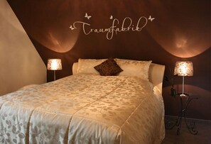 Quarto casal | Escrivaninha, camas extras/dobráveis (sobretaxa), Wi-Fi de cortesia