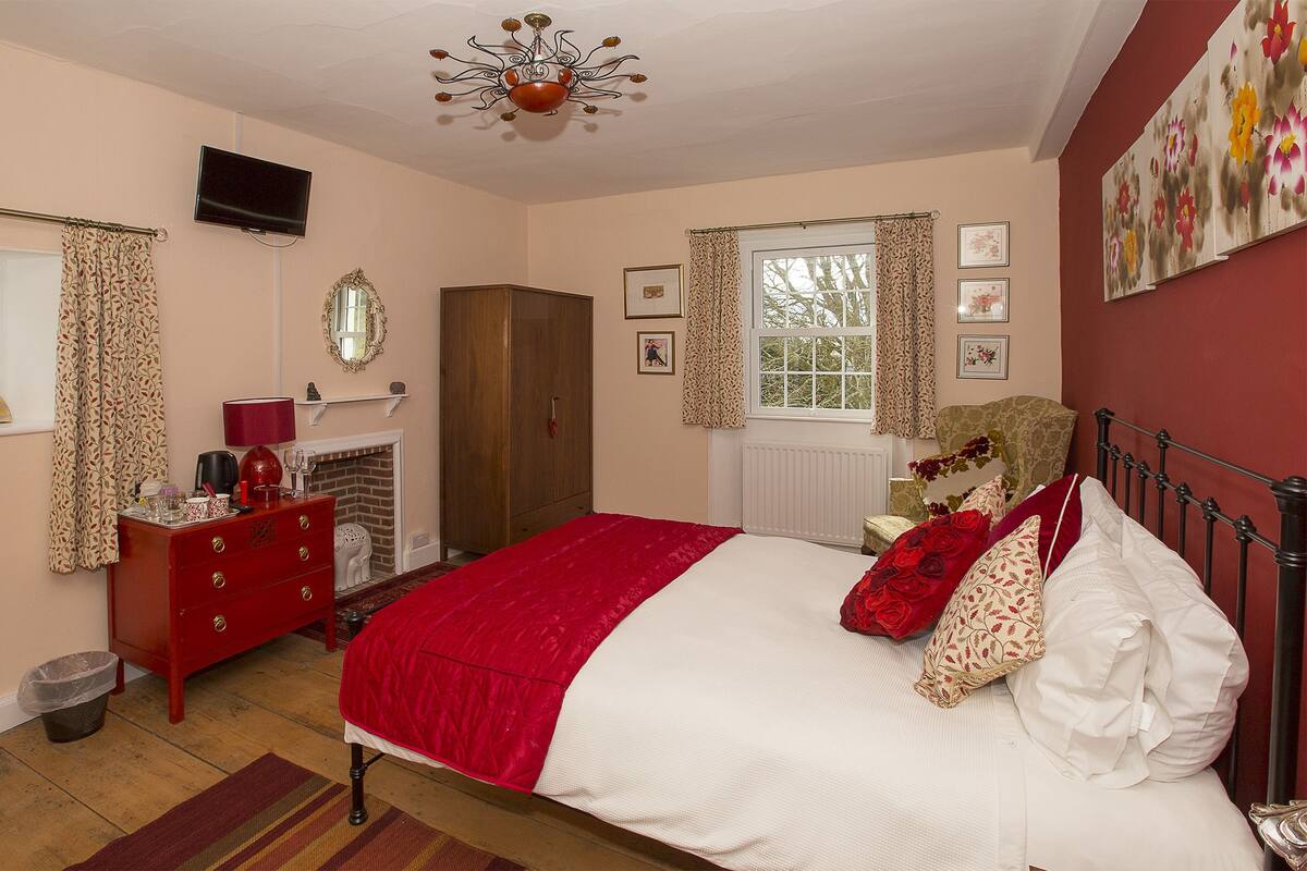 Double Room, 1 King Bed (Park Rose) | Iron/ironing board (on request), WiFi (free), individually decorated