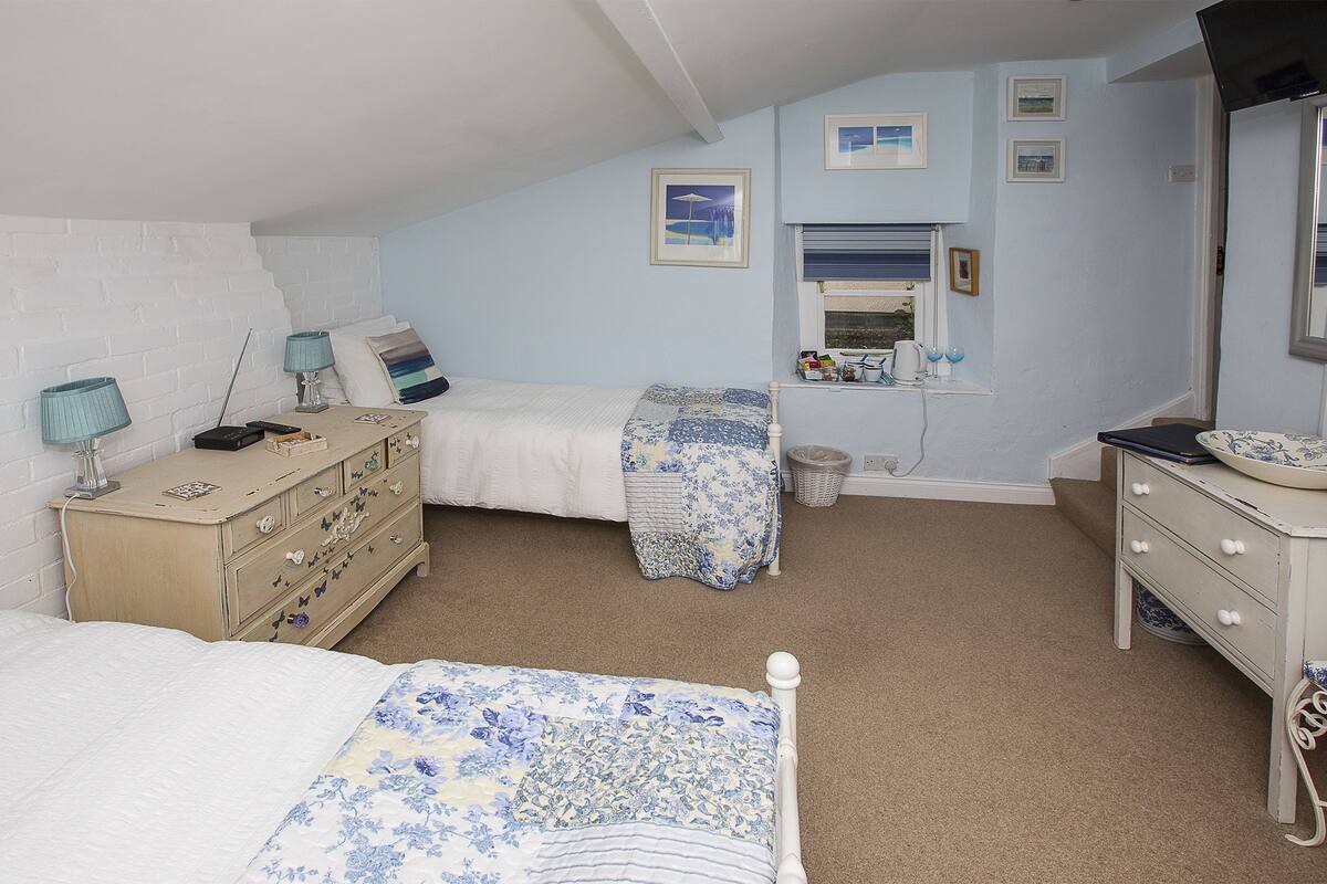 Twin Room, 2 Twin Beds (Frangipani) | Iron/ironing board (on request), WiFi (free), individually decorated