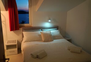 Escritorio, sistema de insonorización y tabla de planchar con plancha 