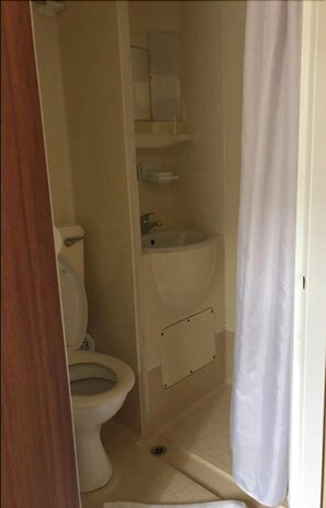 Dusche, kostenlose Toilettenartikel, Handtücher