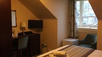 Double Room | Desk, iron/ironing board, free WiFi, bed sheets