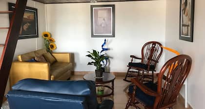 COMFORTABLE with work desk (DESK) and WIFI, with view, restaurants and more<br><br>