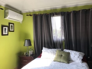 2 bedrooms, iron/ironing board, WiFi, bed sheets - COMFORTABLE with work desk (DESK) and WIFI, with view, restaurants and more<br><br> (Stgo)