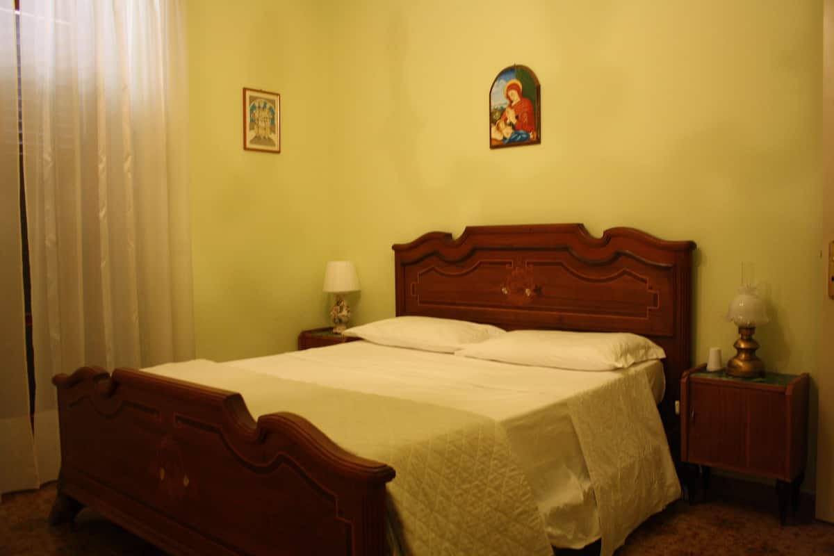 Camera con letto matrimoniale o 2 letti singoli | Culle/letti per bambini (gratuiti), letti aggiuntivi (a pagamento)