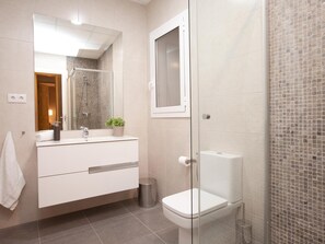 Bathtub, hair dryer, towels - Stylish apartment in city center B2 (Barcelona)