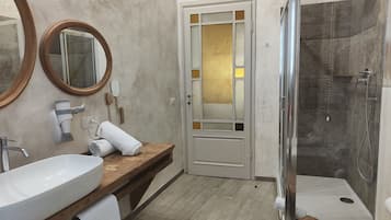 Deluxe-Doppelzimmer, 1 Schlafzimmer (Red Room) | Badezimmer | Dusche, Regendusche, kostenlose Toilettenartikel, Haartrockner