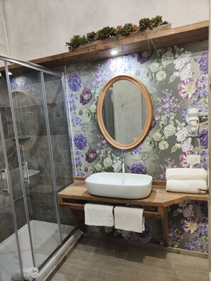 Quarto casal superior (Purple Room) | Banheiro | Chuveiro, chuveiro com efeito de chuva, produtos de toalete grátis 