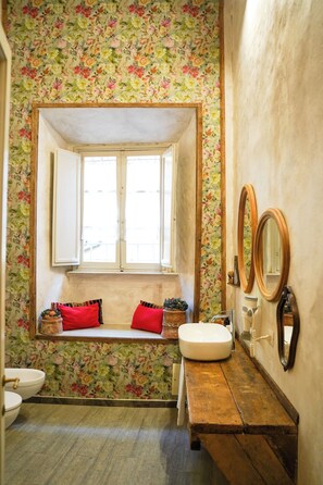 Habitación doble Deluxe, 1 habitación (Red Room) | Baño | Regadera, regadera tipo lluvia, amenidades de baño gratuitas