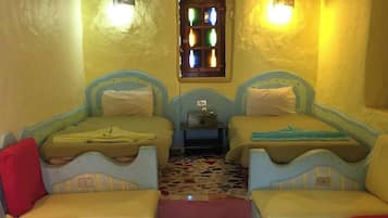 Legacy Twin Beds Room | Free minibar items, individually decorated, desk, free WiFi