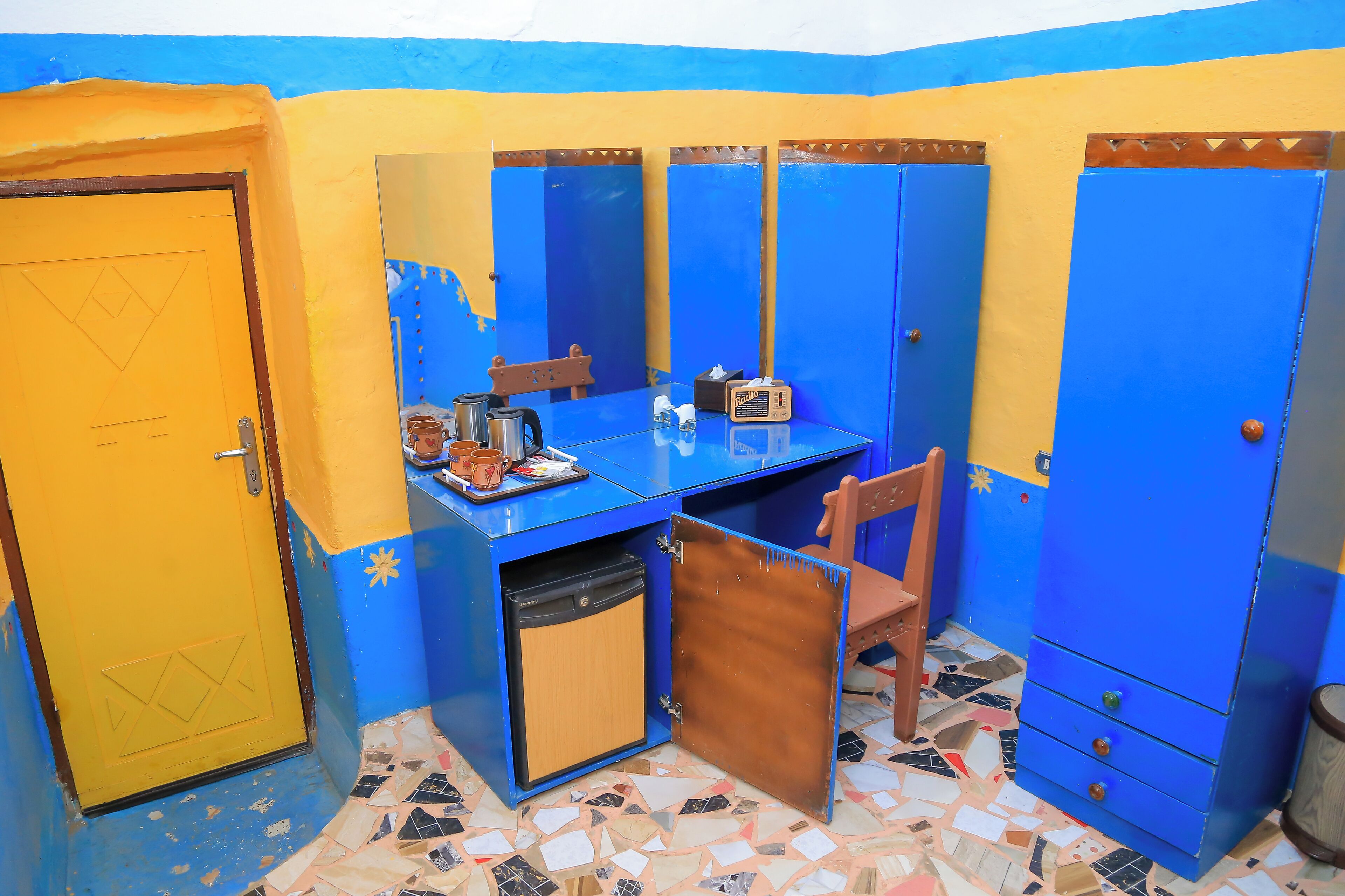 Legacy Twin Beds Room | Minibar med vissa gratis produkter, individuell inredning och skrivbord