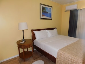 Standard Room, 1 King Bed | Bathroom | Shower, free toiletries, towels