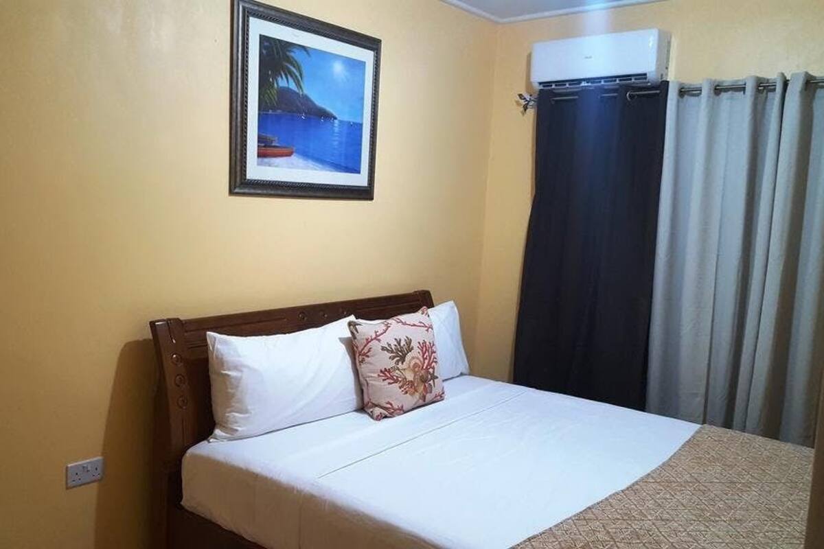 Standard Room, 1 King Bed | Iron/ironing board, free WiFi, bed sheets