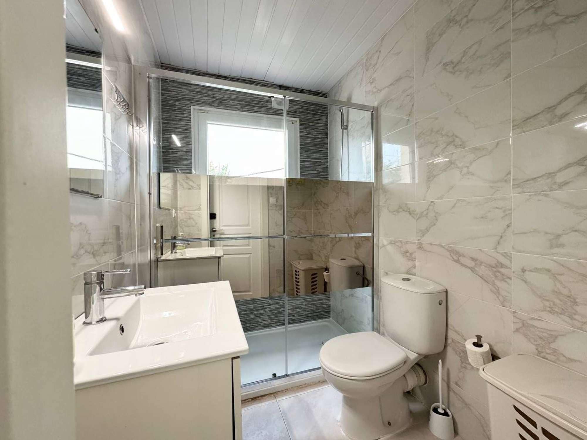 Een douche, handdoeken