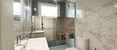 Een douche, handdoeken