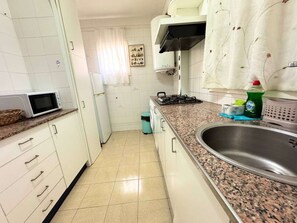 Geladeira, micro-ondas, fogão, talheres/pratos/utensílios de cozinha