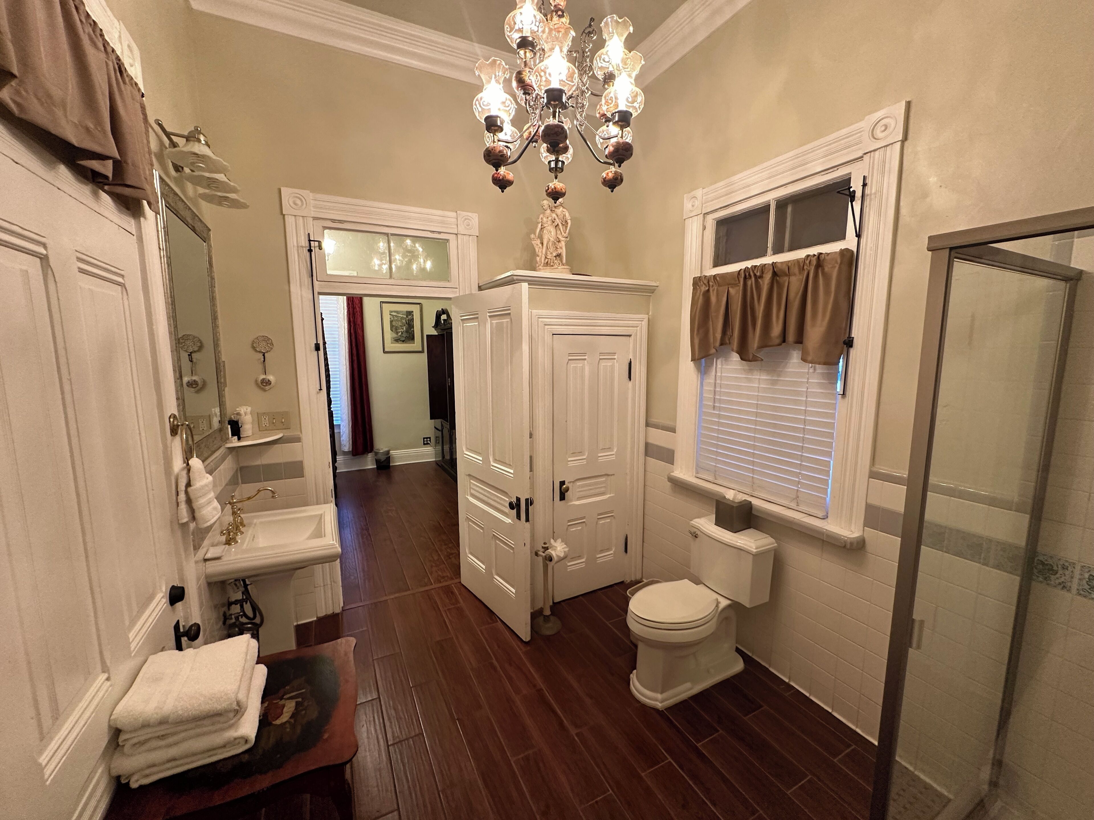 Une salle de bain équipée d’un meuble-lavabo, d’un lavabo, de toilettes et d’une douche.