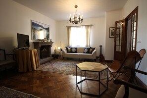 TV, fireplace - Comfortable house with magnificent garden (Ponta Delgada)