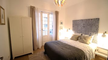 4 habitaciones, tabla de planchar con plancha, wifi y ropa de cama