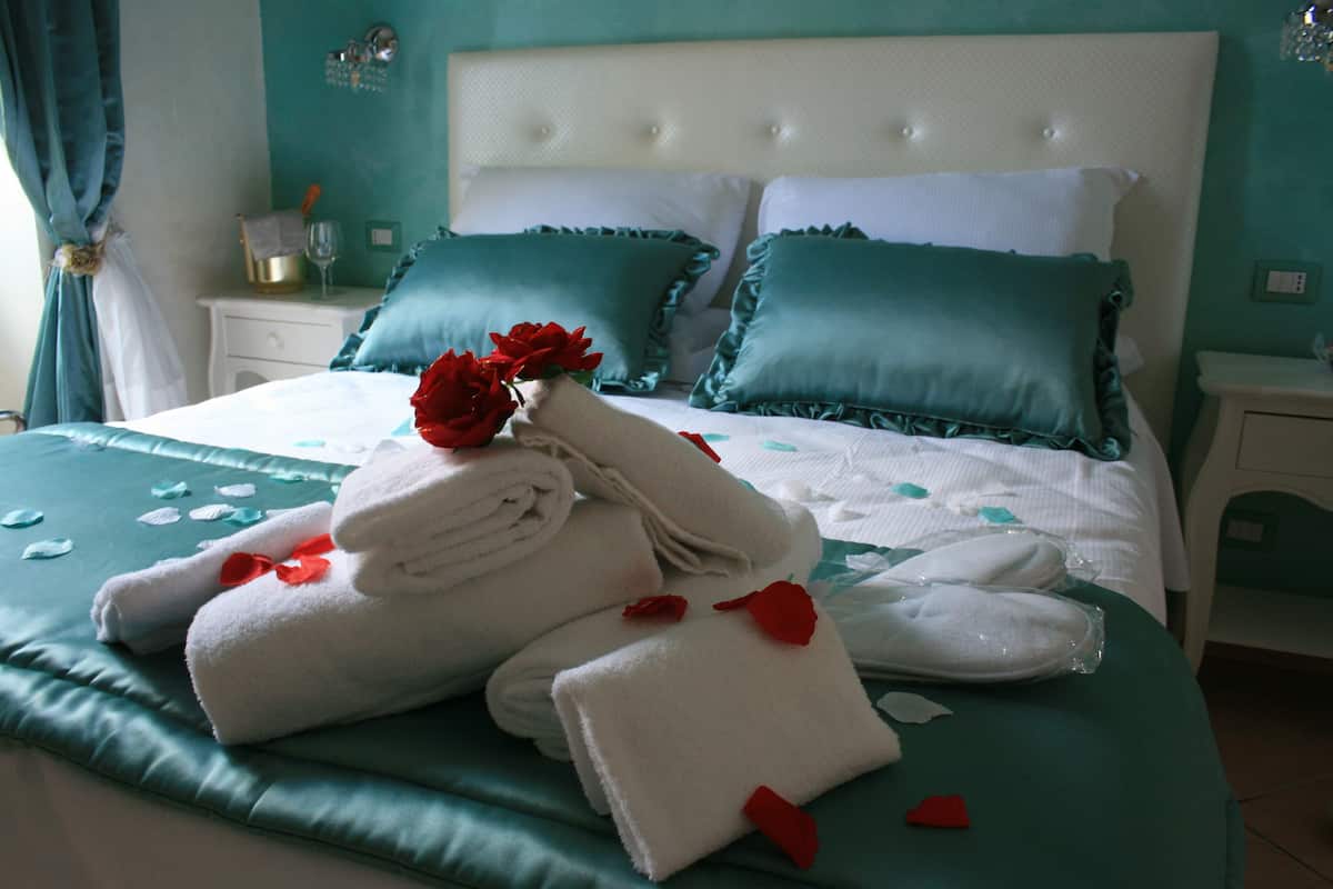Deluxe Double or Twin Room | In-room safe, desk, free cots/infant beds, free WiFi