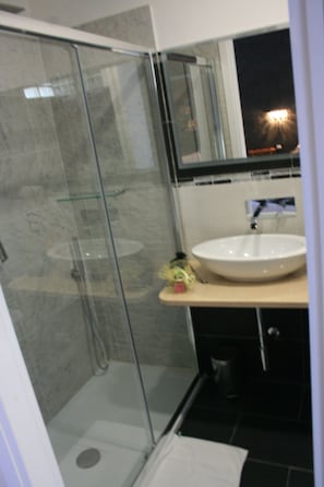 Superior Room | Bathroom - Crystal Rhome Guest House (Rome)