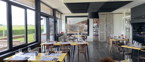 Déjeuner et dßner servis sur place, spécialités Cuisine française