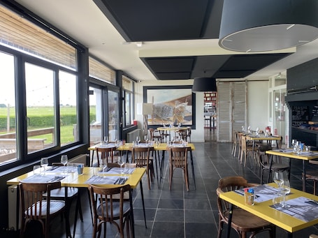 Se sirven comidas, cenas y cocina francesa