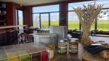 Desayuno continental (EUR 8.50 por persona)