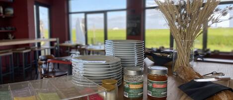 Dagelijks continentaal ontbijt (EUR 8.50 per persoon)