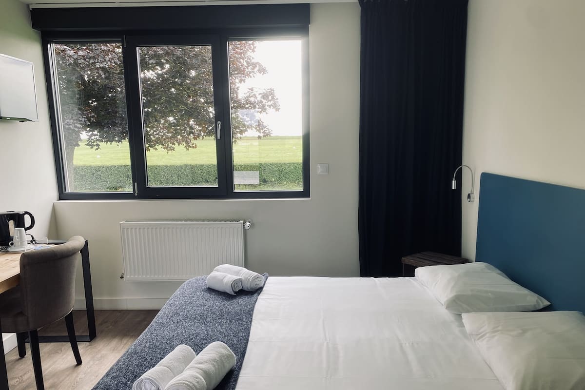 Double or Twin Room | Peralatan tempat tidur premium, peti besi dalam bilik, meja